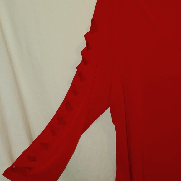 SUSAN GARVER RED TOP WITH SLICED AND TWISTED ON ARM. - Picture 2 of 5